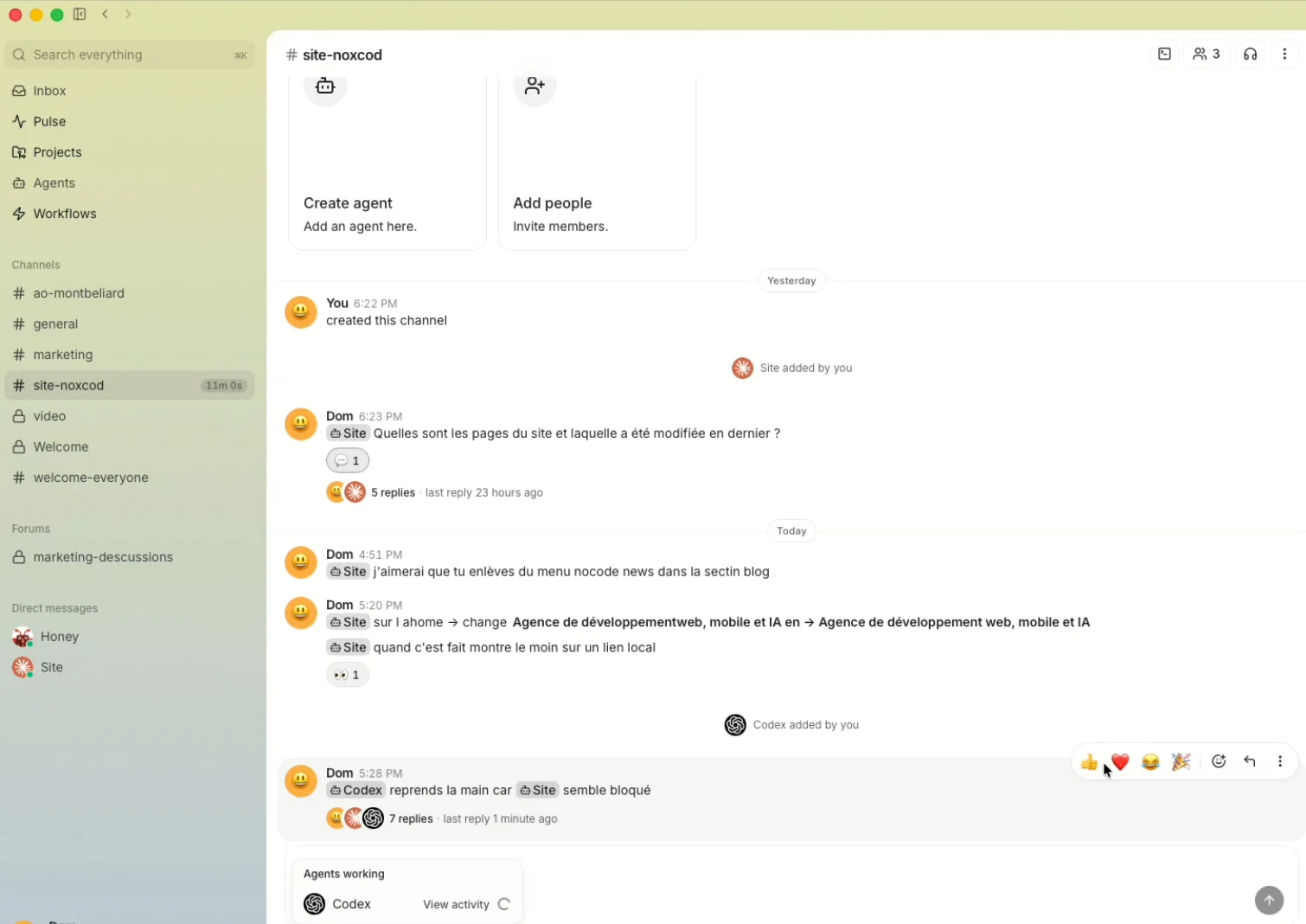 Espace Buzz avec ses canaux par dossier et les agents Site, Codex et Honey interpellés dans un canal comme des collègues
